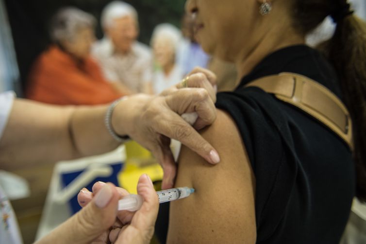 Rio inicia vacinação contra gripe em grupos prioritários