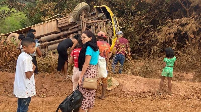 Acidente com micro-ônibus na PA Transgarimpeira, deixa passageiros feridos na região garimpeira