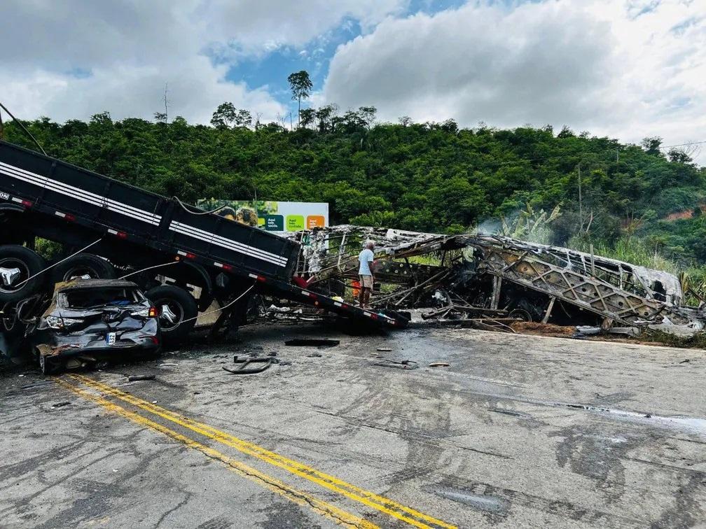 Radar que limitava velocidade no local do acidente fatal em Minas Gerais foi retirado meses antes da tragédia