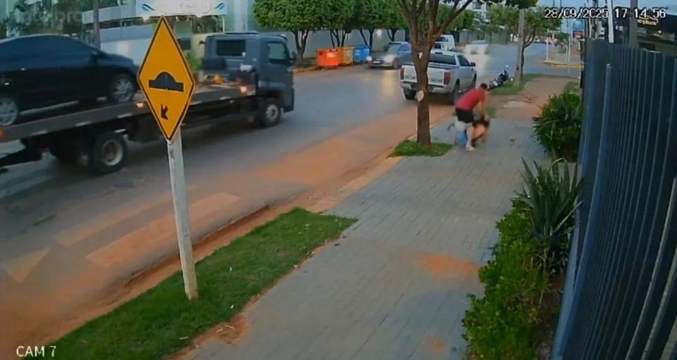 VÍDEO: Empresário é flagrado agredindo mulher com socos e chutes