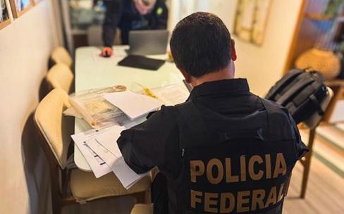 Banco Master: PF bloqueia R$ 5,7 bilhões e apreende carros de luxo, dinheiro e arma; veja imagens