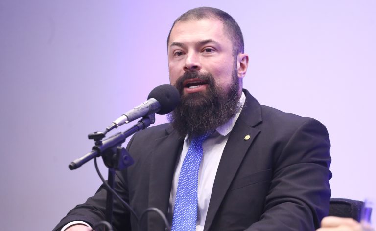 Comissão aprova porte de arma para atiradores com mais de um ano de registro