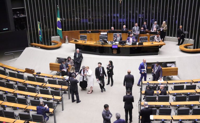 Reeleição de Lula e viagem de Flávio Bolsonaro aos EUA repercutem no Plenário